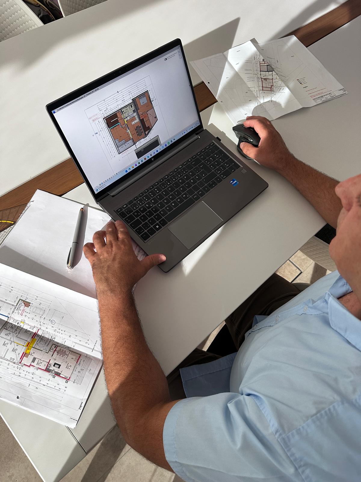 Goran Goronjic bei der Arbeit am CAD-Plan