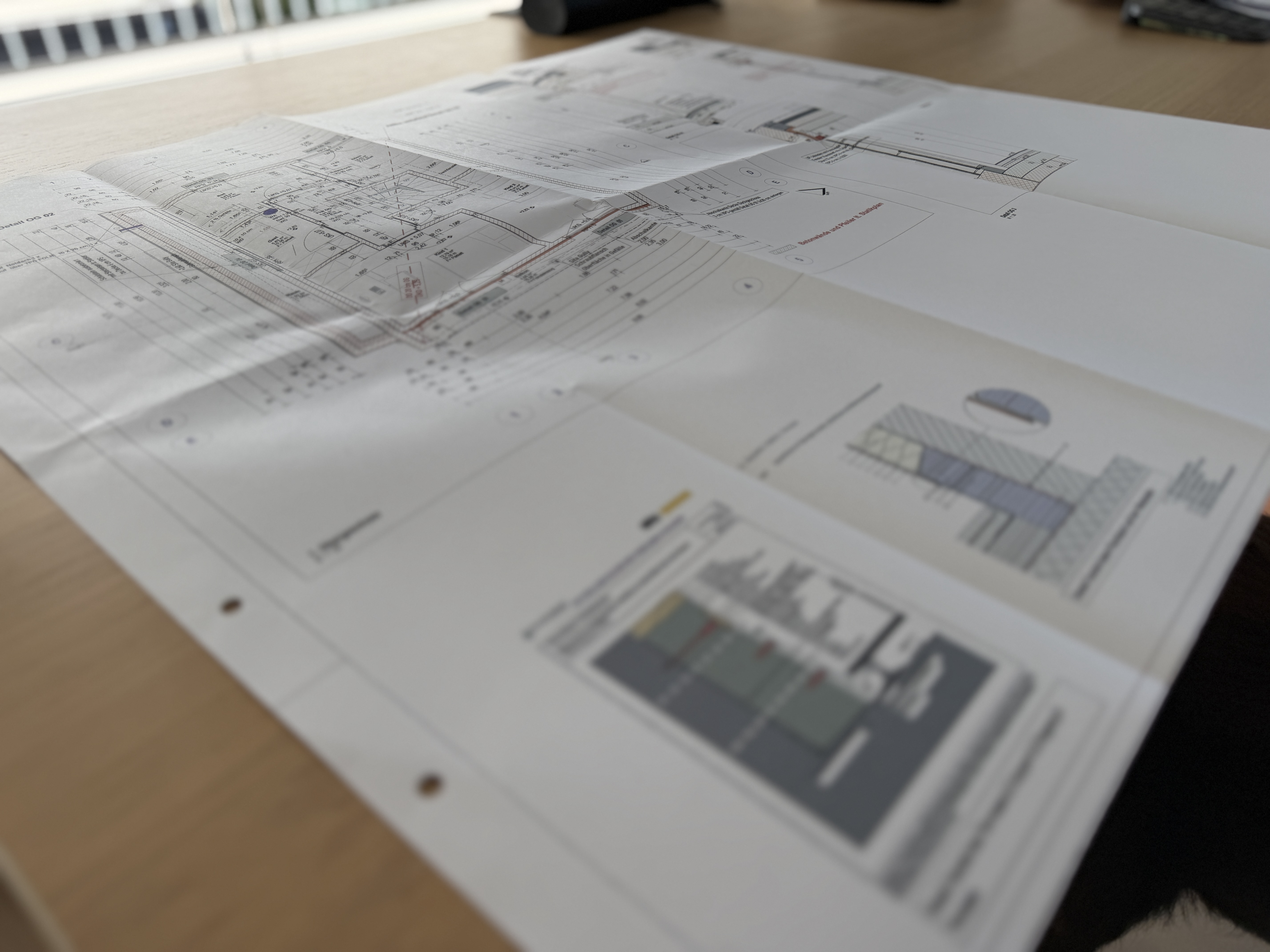 Einreichpläne auf dem Schreibtisch – PlanWest Zeichenbüro Hohenems
